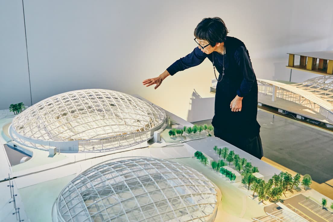 新香川県立体育館　妹島和世+西沢立衛／SANAA。サンポート高松に新たに誕生する、3つのアリーナからなる体育館。瀬戸内海に浮かぶ島のような形の建物は、多方向からアクセス可能。