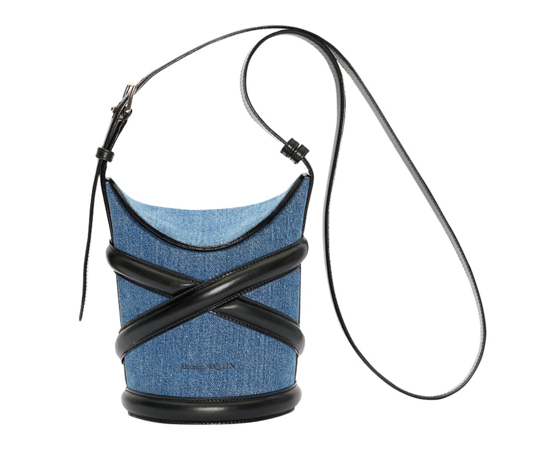 バッグ《カーブ》H23×W19×D16cm 176,000円。