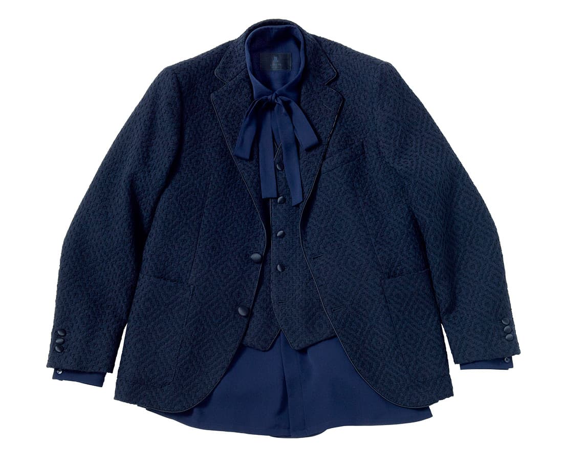 ジャケット96,800円、ベスト41,800円、ブラウス44,000円。