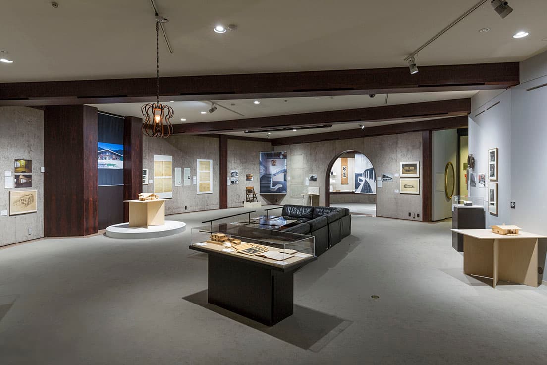 2階展示室の展示風景。円形の建物にあわせて緩やかに弧を描く。家具なども白井がセレクトした。
