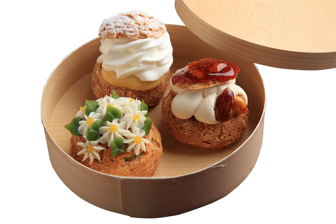 蓋を取った瞬間に笑顔がこぼれるシュークリームの詰め合わせ。