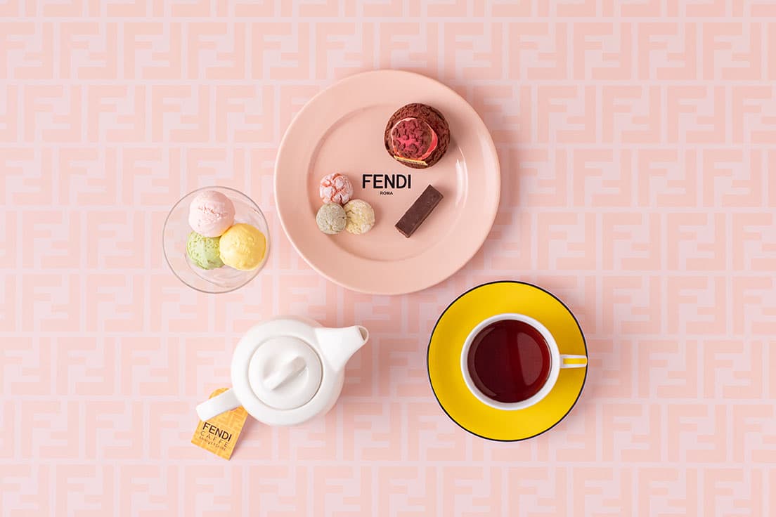 《ケーキセット》2,800円。3色のアイスクリーム、プレートにはイタリア伝統菓子のアマレッティ、チョコクッキーシュー、ジャンドゥーヤの盛り合わせ。ドリンクは写真のロマンス（フレーバーティー）のほか、カフェラテ、カプチーノから選択できる。
