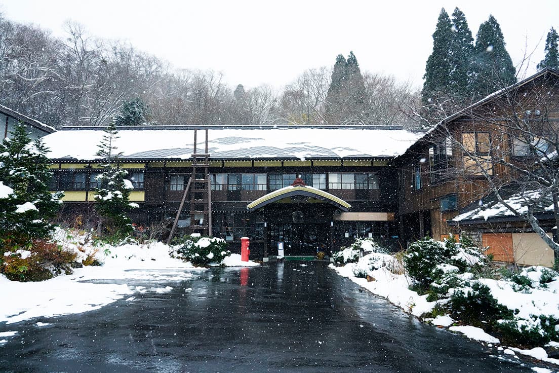 〈蔦温泉旅館〉青森県十和田市奥瀬字蔦野沼１。TEL0176-74-2311。全34室。