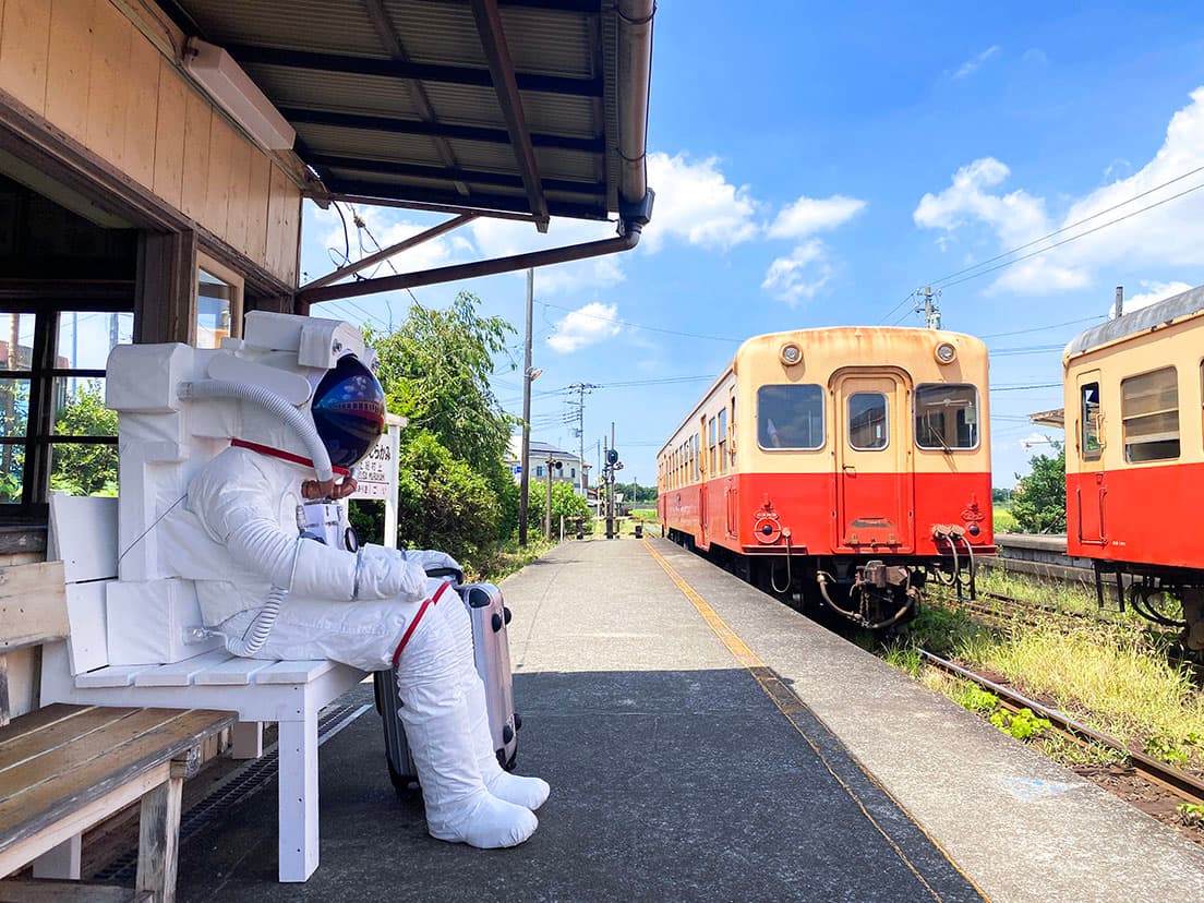 レオニート・チシコフ《7つの月を探す旅「第二の駅 村上氏の最後の飛行　あるいは月行きの列車を待ちながら」》