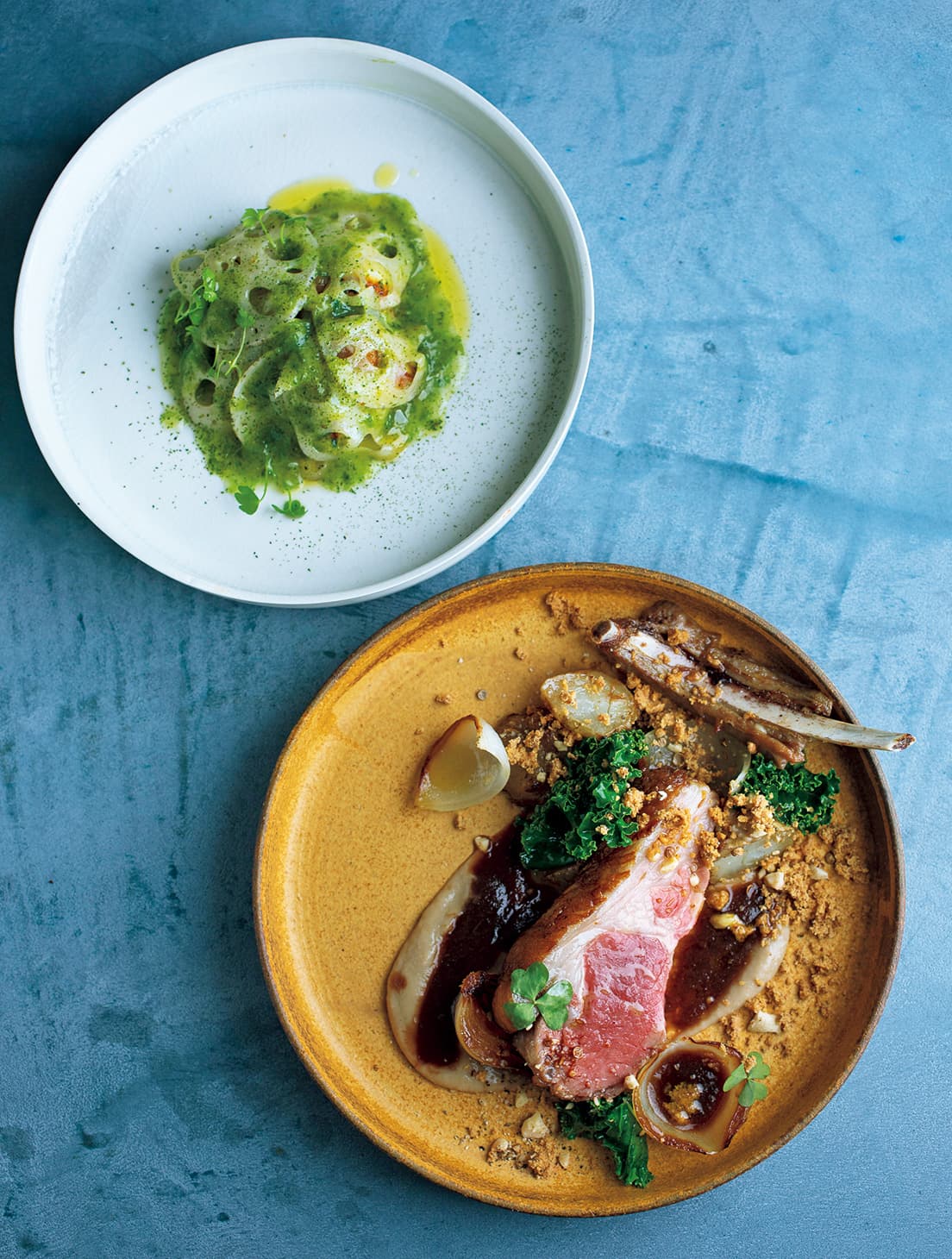 帆立のポワレ 蓮根と海藻バター2,300円、子羊の背肉のロースト3,200円。