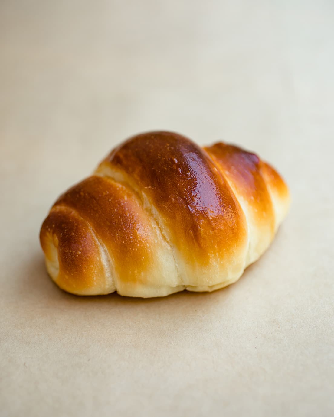 「パーカーハウスバターロール」180円。まずはそのまま何もつけずに食べてほしい弱アルカリ性の軟水が口溶けの決め手！　購入数制限のある日程も。