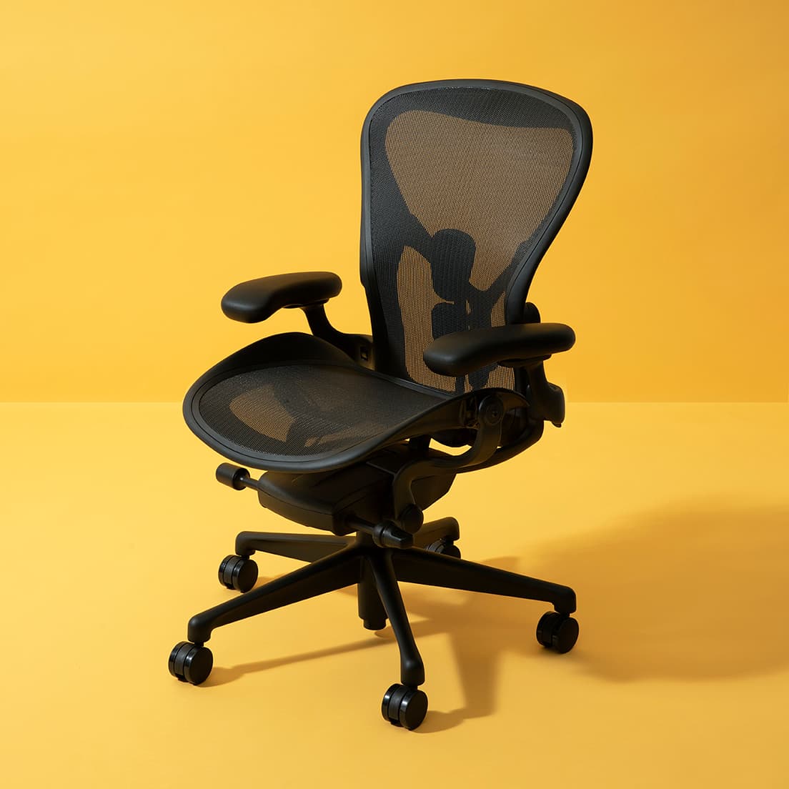 〈ハーマンミラー〉の《アーロンチェアオニキス》ミディアムW68.5×D46×H93~104.5/SH40.5~52cm 246,400円。●問合せ／ハーマンミラージャパン TEL 03 3201 1836。