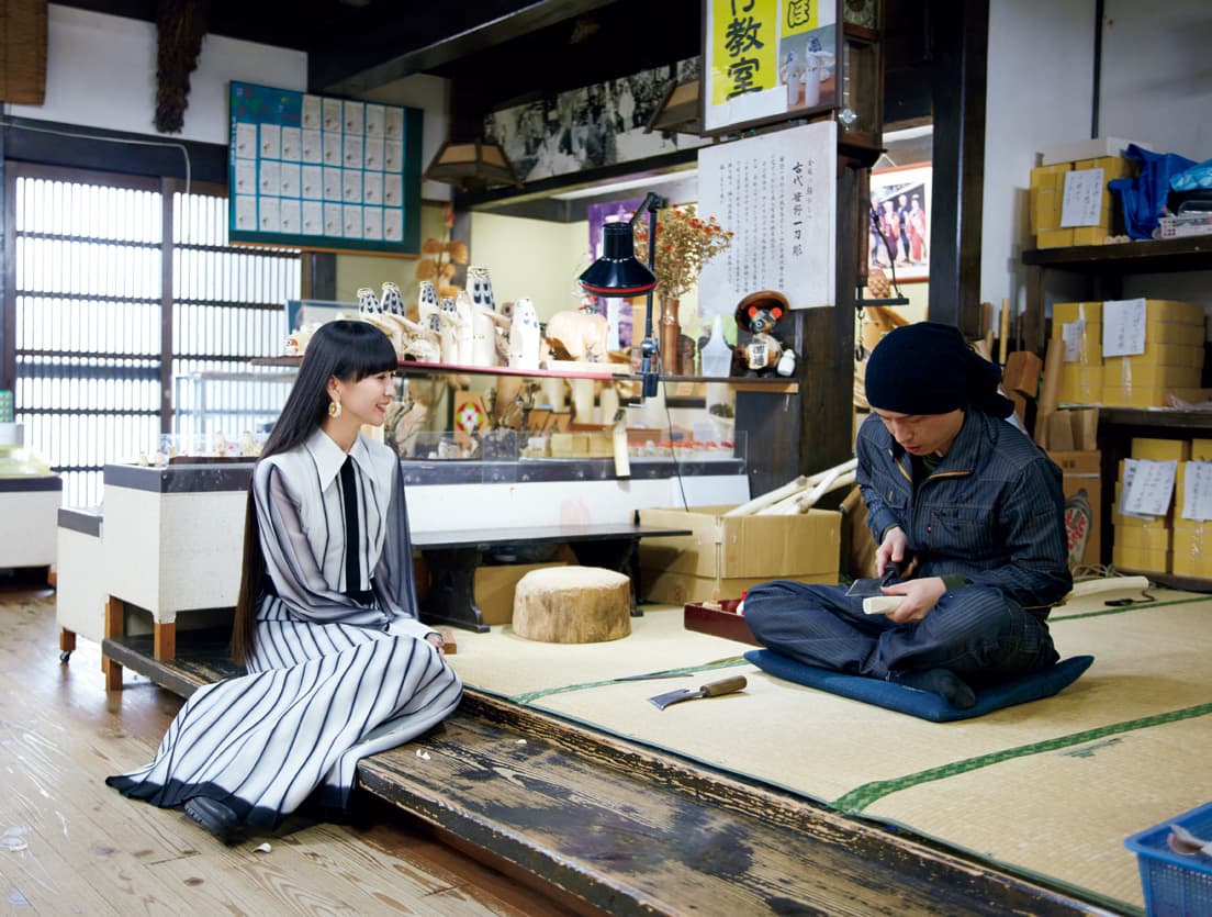 Sasano ittōbori (literally “one-blade carving”) is a woodcraft technique that dates back more than 1000 years. In the Edo era, 1603-1868, it served local farmers as an off-season source of income. The craftsman Yasuhiro Koyama is carving Otaka Poppo at  the Sasano Mingeikan folk art museum. “That’s a most unusual tool you’re carving with," says our shopkeeper KASHIYUKA.