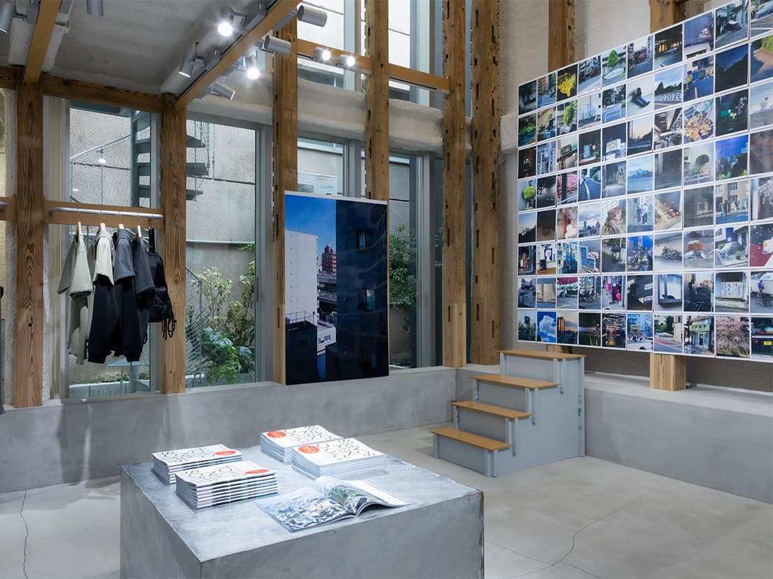 空間デザインは、〈T-HOUSE New Balance〉を設計した長坂常の事務所〈スキーマ建築計画〉から独立した〈Nope Lab.〉の内間絢美が担当。