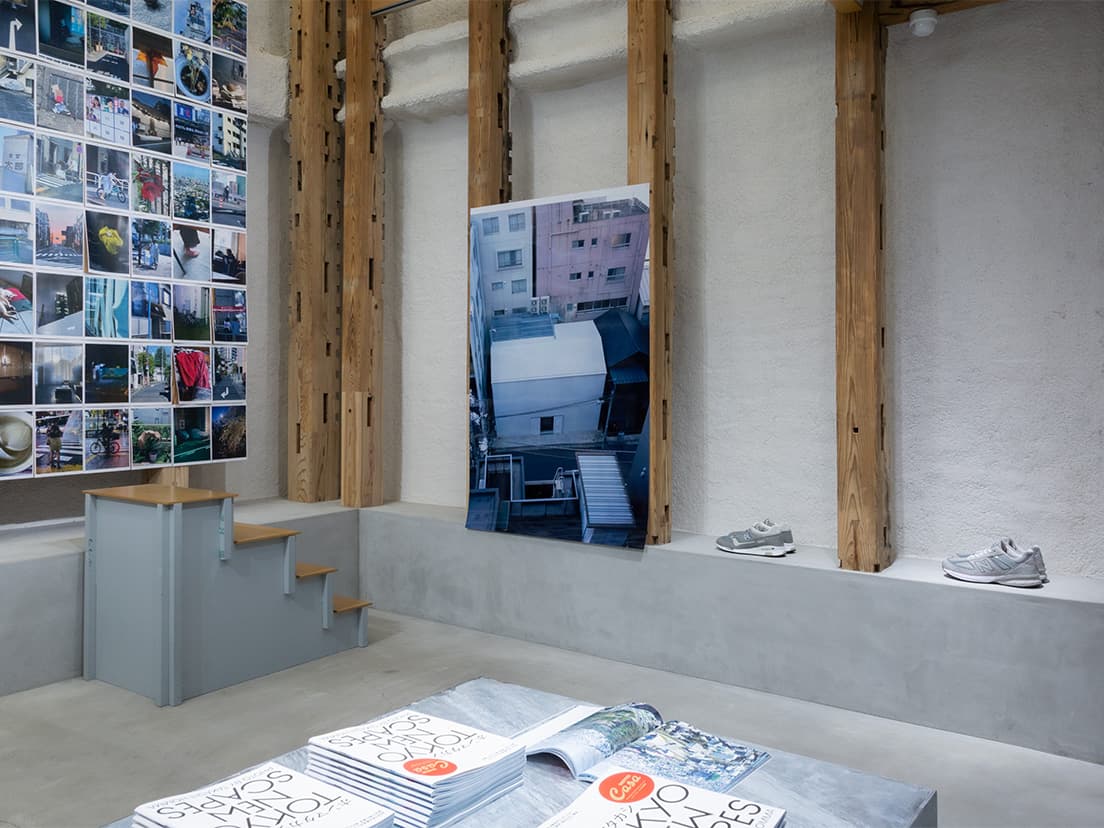 今回の展示のためにホンマが撮り下ろした〈T-HOUSE New Balance〉とその周辺の写真。