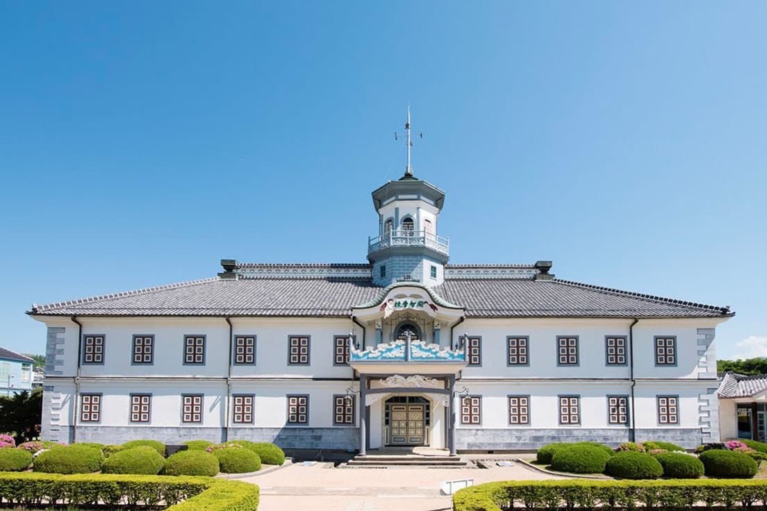 国宝〈旧開智学校〉は明治時代初期の擬洋風建築の校舎。近代学校建築では初の国宝指定。アート作品との相乗効果で特別な空間に変化する。
