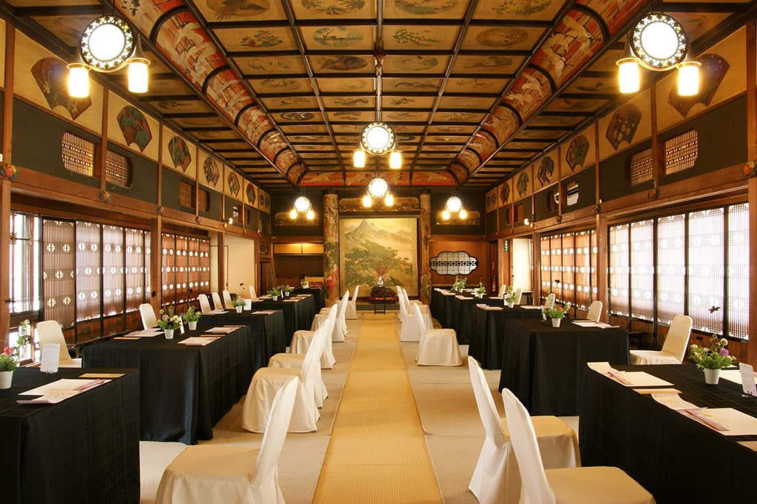 明治23年創業の〈割烹 松本館〉は登録有形文化財。99畳の大広間〈鳳凰の間〉は高村光雲の弟子で松本出身の彫刻家、太田南海が設計、監修、彫刻を担当。百花百鳥をテーマにした天井画も見どころ。
