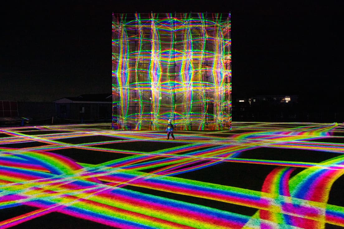 三谷正《UbeCube1.0》。大きな立方体に宇部の歴史が幾何学的なパターンとなって映し出される。