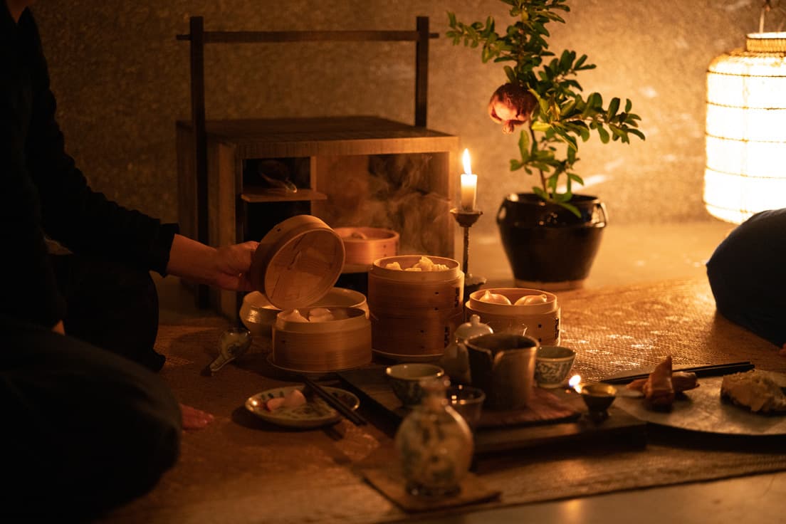《香積水器箱》の木箱は山口の古材を使用し、船越が料理に使用した栗の皮で染めた山口の古材を使って、〈かしわ製作所〉により製作された。photo_Yujiro Sagami