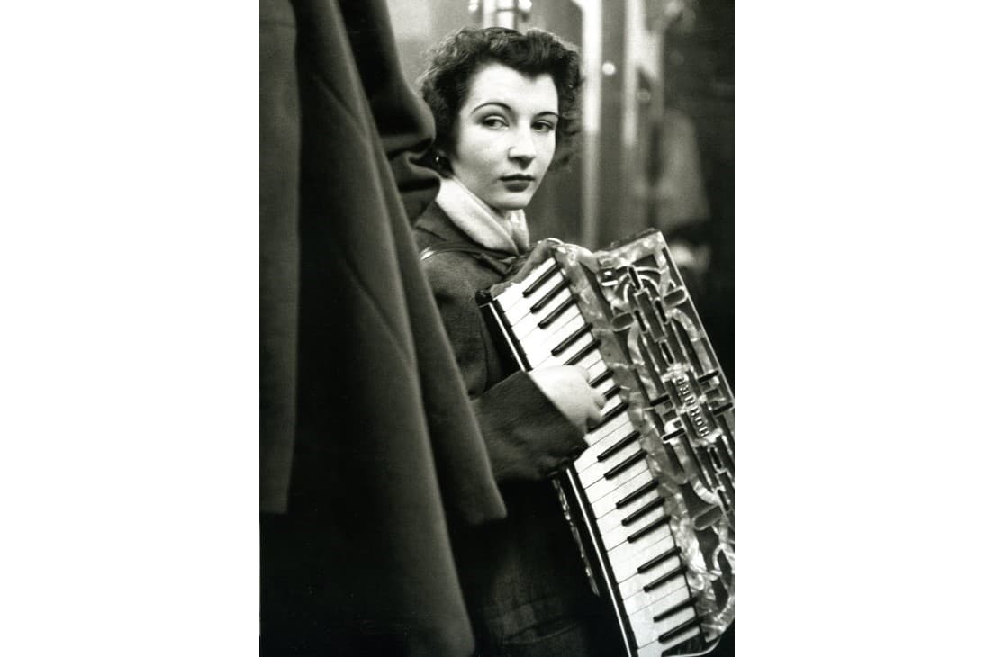 ロベール・ドアノー《流しのピエレット・ドリオン》 パリ 1953年2月 ゼラチン・シルバー・プリント ©Atelier Robert Doisneau/Contact。ドアノーは流しの女性アコーディオン弾きビエレット・ドリオンに魅了され、密着撮影をした。