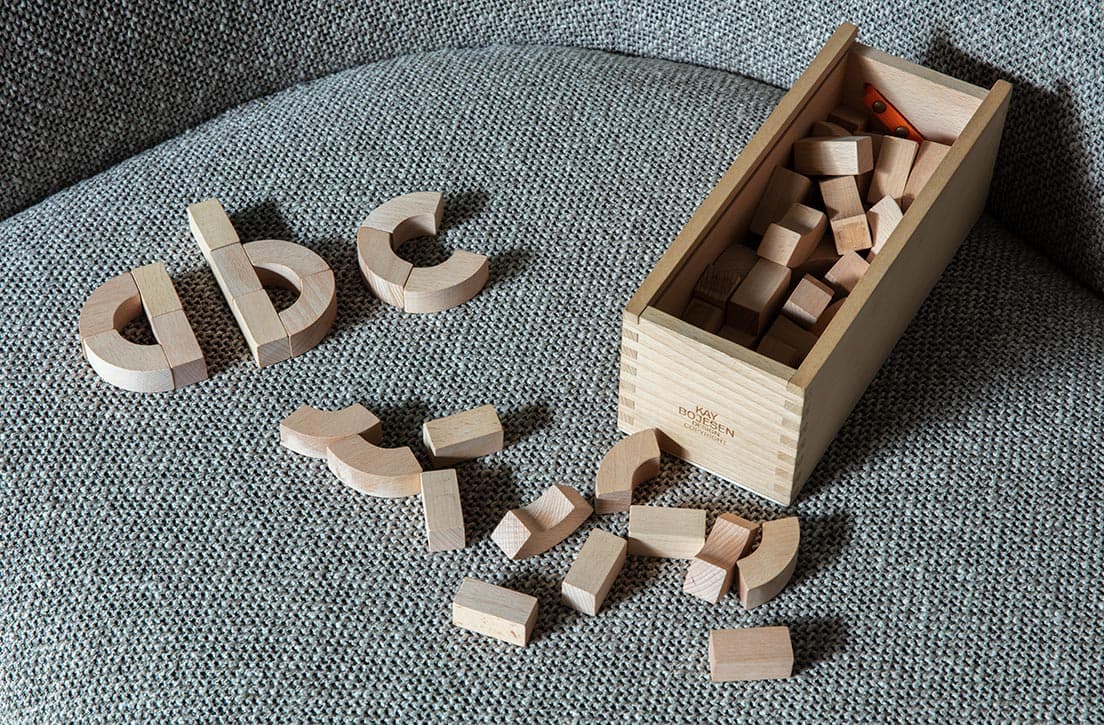 〈アルファベットブロックス〉
デンマークのデザイナー、カイ・ボイスンによる33個の直線のブロックと33個の曲線のブロックからなる知育玩具。小学校のアルファベット教育のために生み出された。16,000円（Mid-Century MODERN https://mid-centurymodern.com）