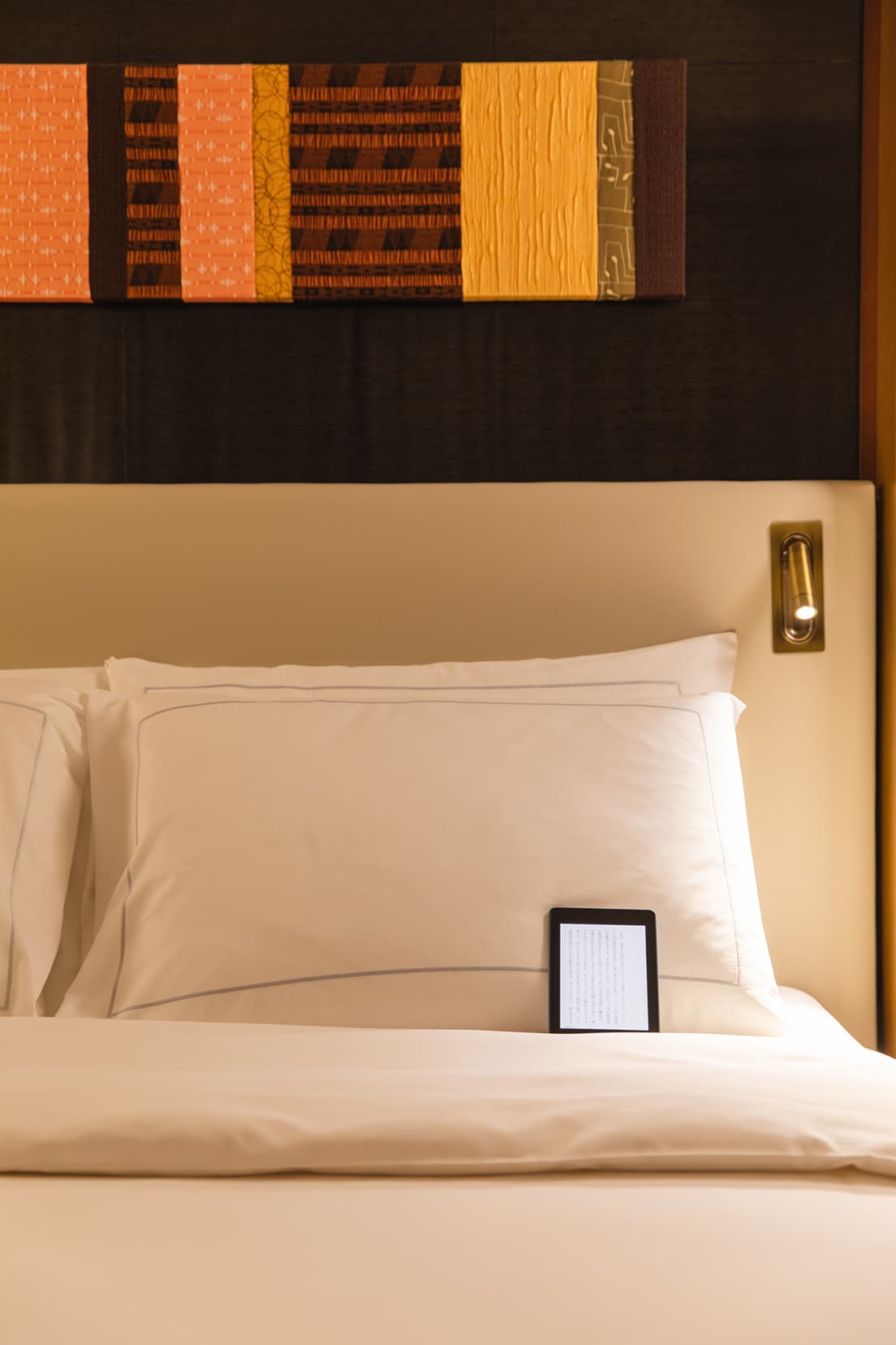 《Kindle Paperwhite》トワイライトブルー。〈マンダリン オリエンタル 東京〉「デラックス コーナー ルーム」にて撮影。