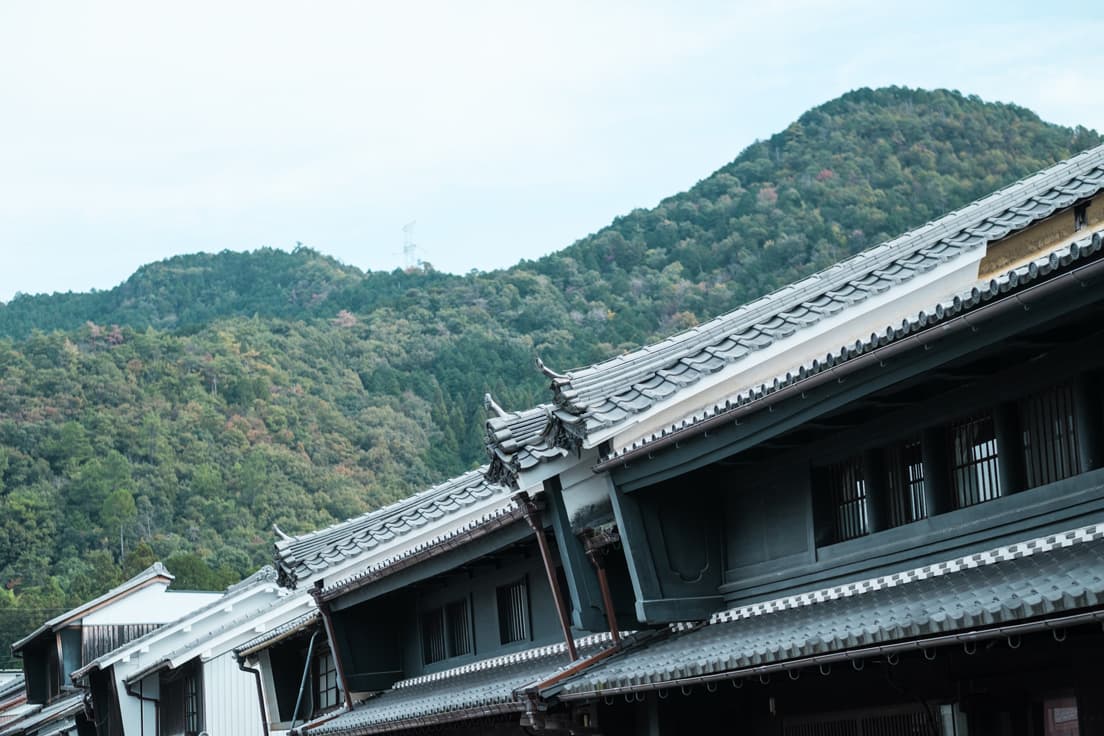 美濃市の重要伝統的建造物群保存地区〈うだつの上がる町並み〉。屋根の両端を一段高くし、火災の時の類焼を防ぐ防火壁“うだつ”は、「うだつが上がらない」という言葉の語源でもある。