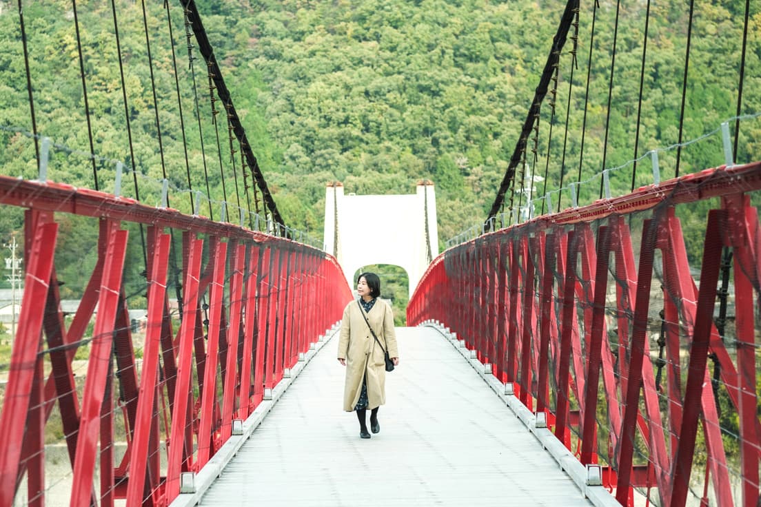 大正5年の竣工で、現存する日本最古の近代吊橋〈美濃橋〉。橋長は113m、幅員3.1mで、橋上からの眺めもいい。