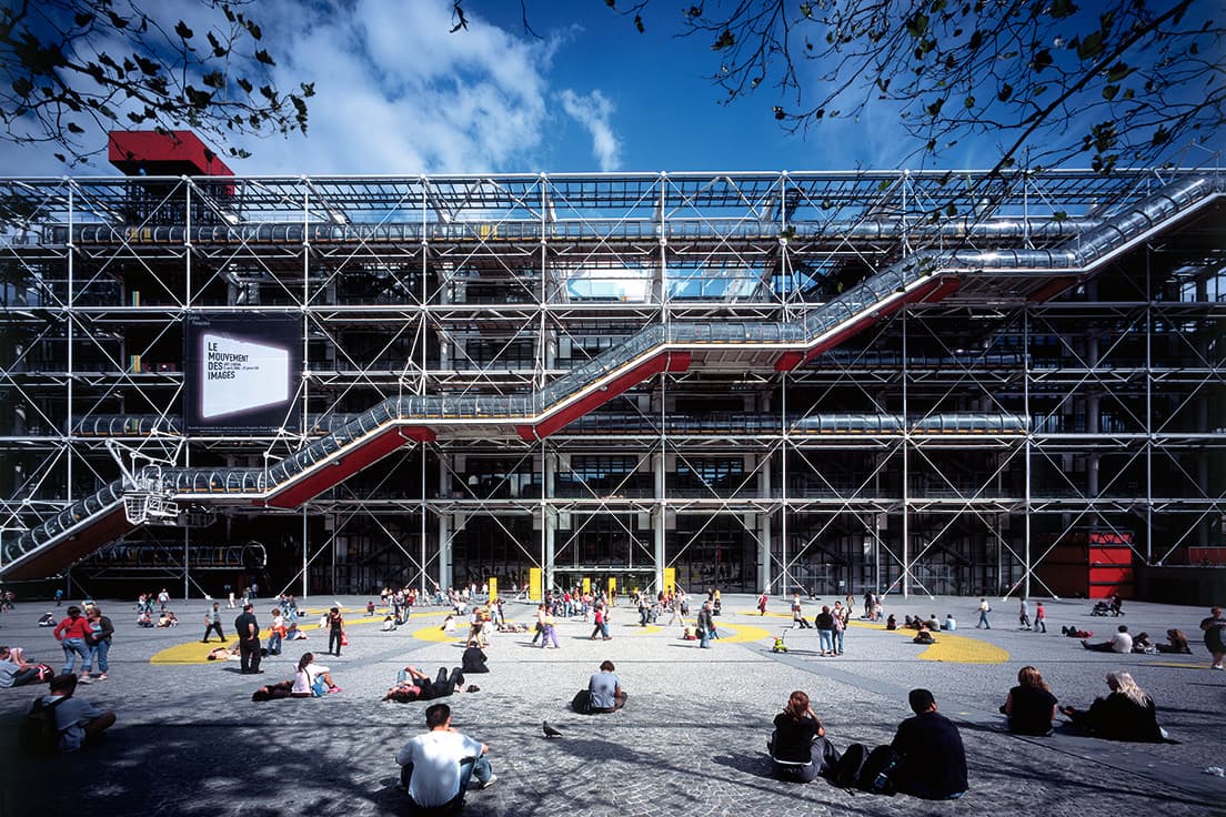 前庭に大きなプラザを設けた〈ポンピドゥー・センター〉は、あらゆる意味で画期的な建築だった。(c) Katsuhisa Kida