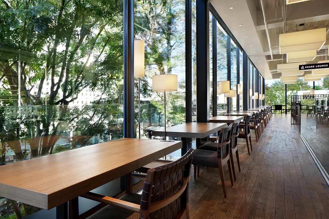 〈代官山 蔦屋書店〉2階にオープンした〈SHARE LOUNGE〉のフラッグシップ。窓から差し込む自然光と、視界に広がる木々の緑が迎え入れる。