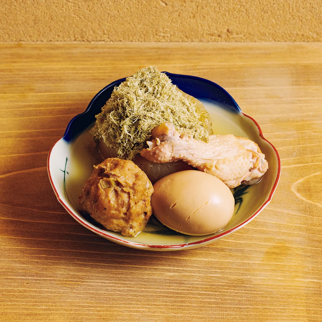おでん4種盛り660円（たまご、とろろ大根、鶏手羽、がんも）。おでんは通年メニュー。