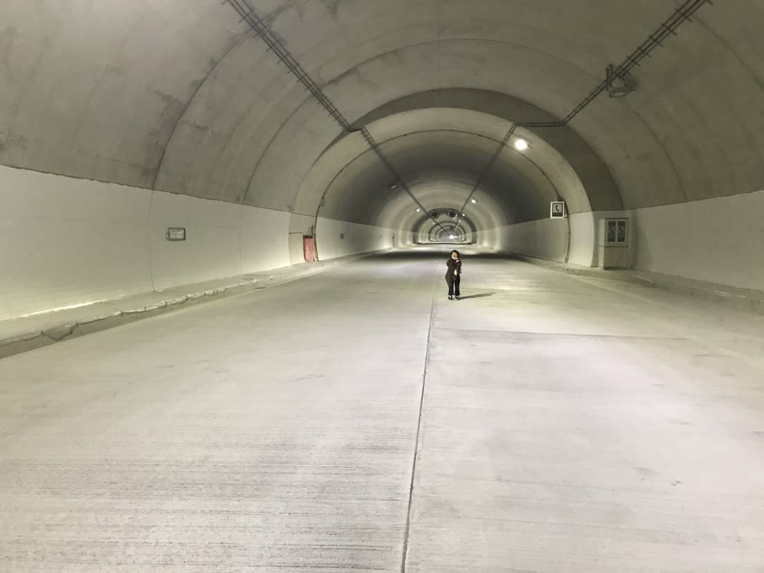 開通前のトンネル。3Kmもあるトンネルの一部がホテルになる。