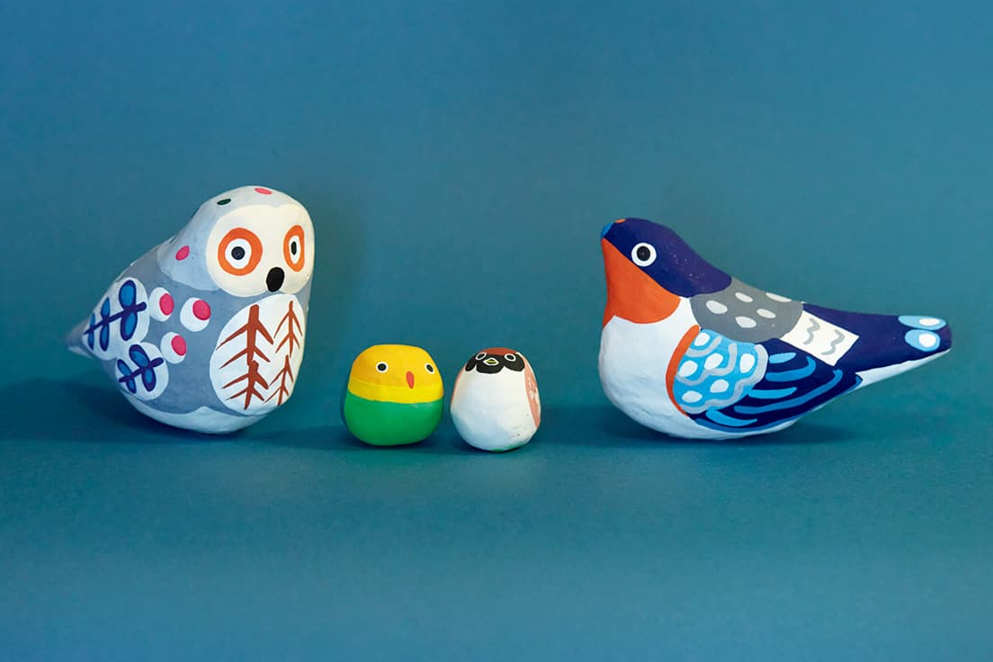 （左・右）フクロウH7.5cm、ウソH6cm 各3,080円。（中2点）ボタンインコ、スズメ  H2.5cm 各1,045円。