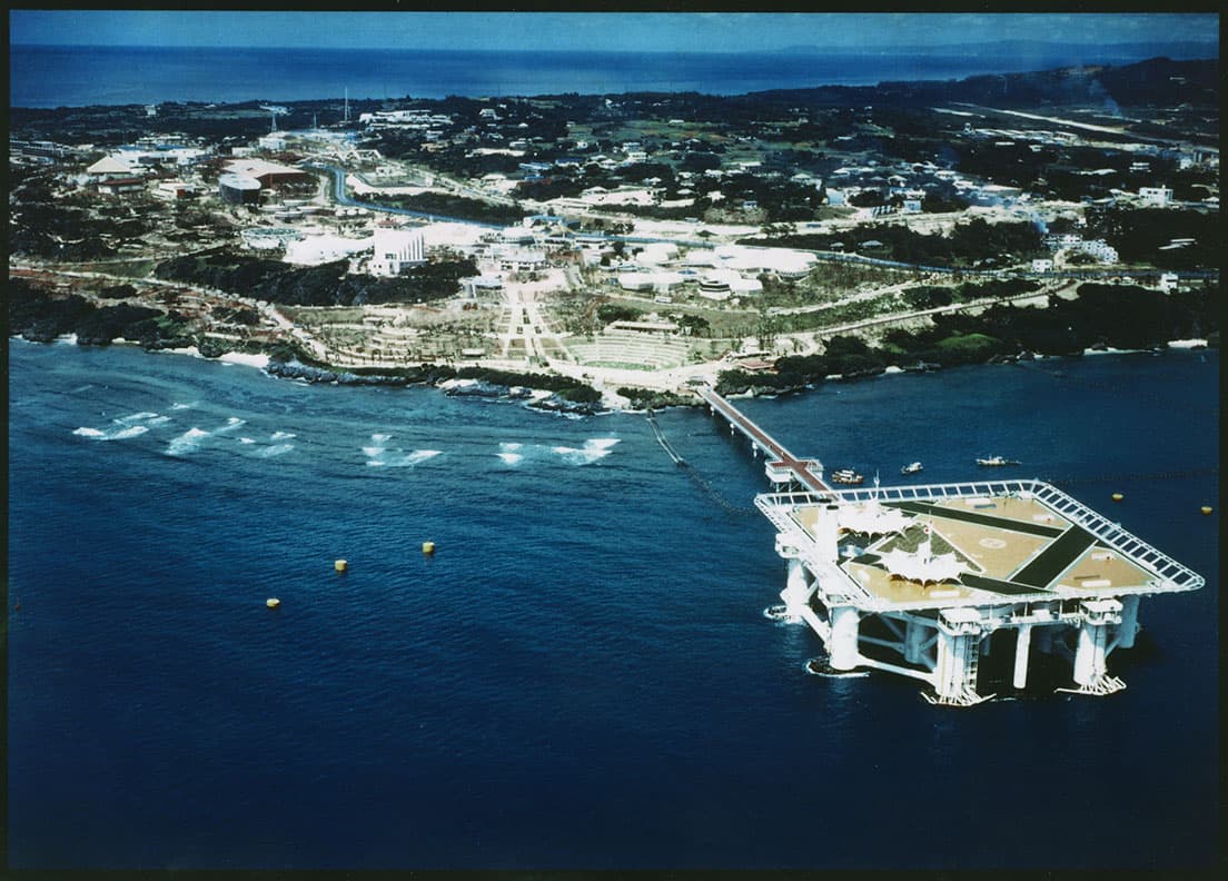 アクアポリス（1975年）。沖縄海洋博の政府館として実現した海上都市。「海上都市によって国境をなくすこと」をねがい、さまざまな海域や利用目的を想定したバリエーションを菊竹は提案し続けた。画像提供：沖縄国際海洋博覧会協会
