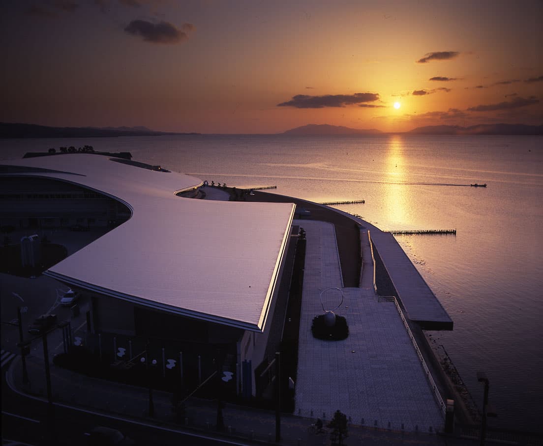 宍道湖に沿うように建つ〈島根県立美術館〉（1998年）。湖畔の洲浜をモチーフにしたという大きな屋根が特徴。「日本の夕陽百選」にも選ばれている。対岸からの優美な姿も必見だ。


