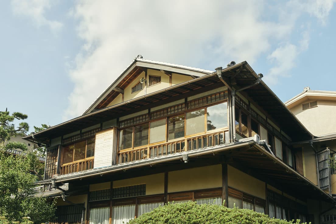 〈大観荘〉本館の外観。