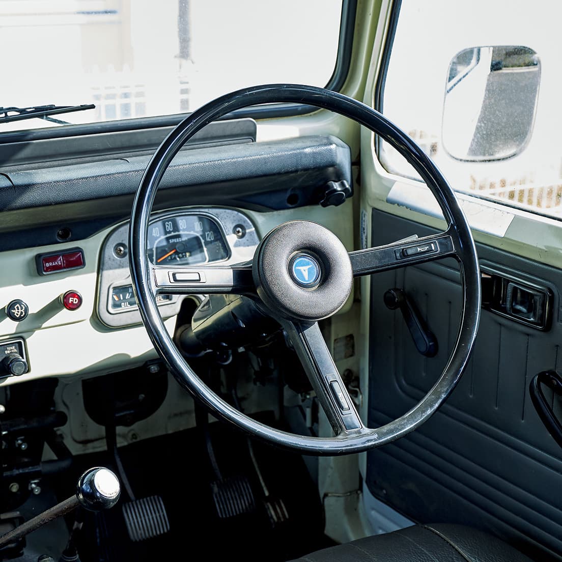 運転席に座ると、目の前は大きなステアリングとボディカラーの鉄板が支配する。