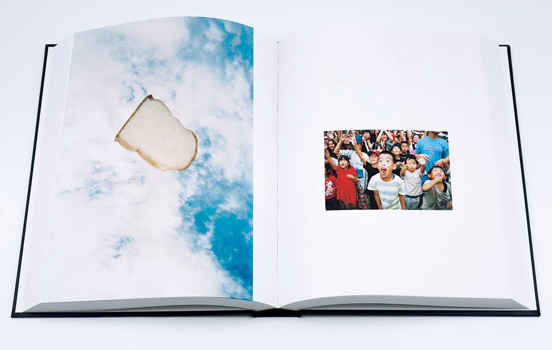 （左）〈N.〉2015年秋冬コレクション、（右）『VOGUE US』広島県熊野町の筆祭り（2019）