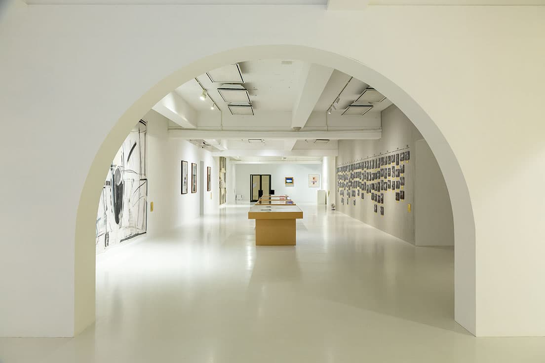 「展示室３：佐賀町」の導入部。かつて〈佐賀町エキジビット・スペース〉にあったアーチを彷彿させる空間デザインだ。　photo_Manami Takahashi