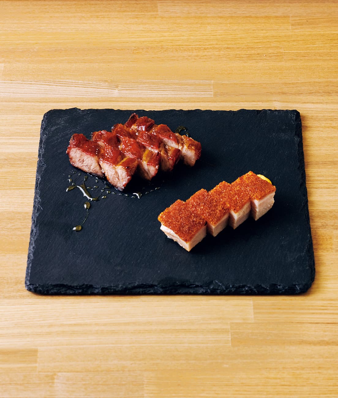 もち豚の窯焼きチャーシュー1,650円、皮付き豚バラ肉のクリスピーポーク焼き1,400円。