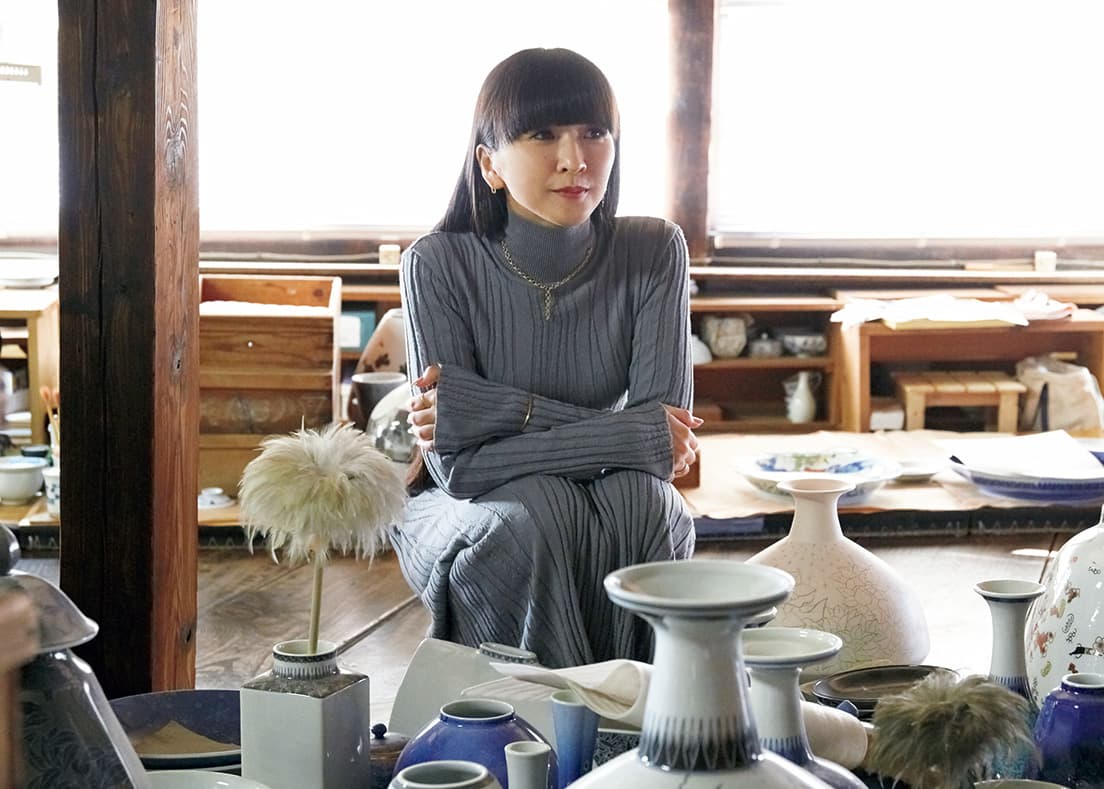ひとつずつ見比べながら「同じ形や柄でも時代によって表現が違うのが面白い」とかしゆか店主。