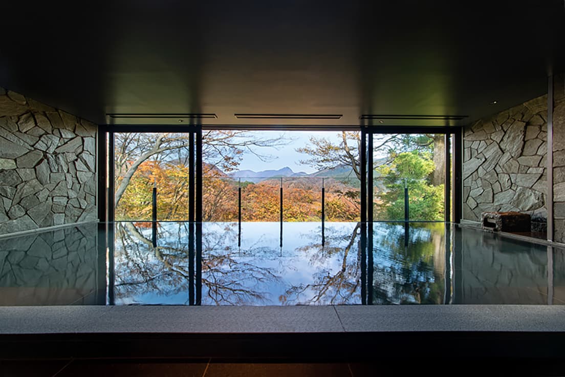 箱根連山が目の前に広がる絶景の大浴場。