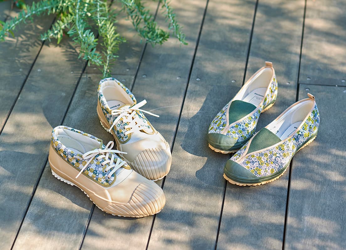 〈ムーンスター〉とコラボしたシューズ「skyful」シリーズ。左から《MUDGUAR スニーカー“skyful”》22.0cm〜28.0cm、27,500円。《スリッポン“skyful”》22.0cm～25.0cm、17,600円。※ハーフサイズ展開なし。