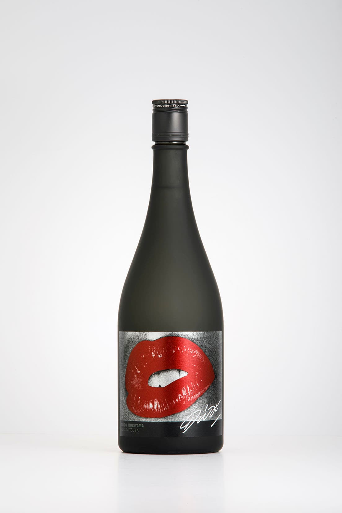 森山大道 × KAMU kanazawa × 福光屋コラボの日本酒が登場。直筆サイン版は100本限定です。