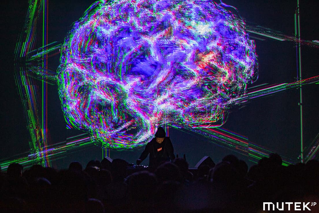 Daito Manabe + Kamitani Lab《dissonant imaginary》2019年　Performance view at MUTEK.JP 2019［参考図版］