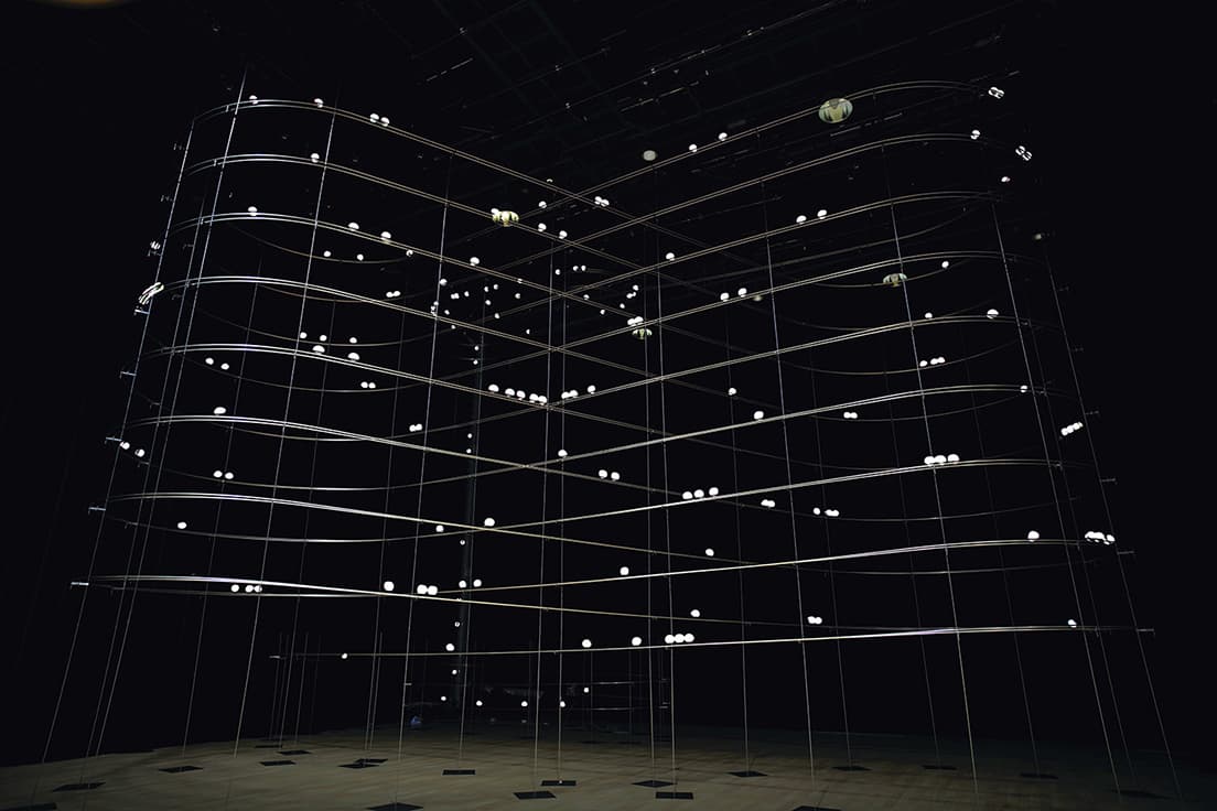 Daito Manabe + Motoi Ishibashi《particles》2011年　Courtesy of Yamaguchi Center for Arts and Media [YCAM]　Photo：Ryuichi Maruo (YCAM)［参考図版］
