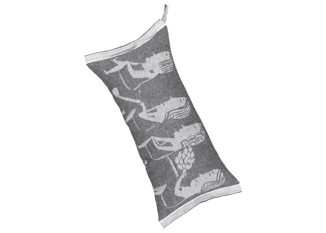 《NAISTEN sauna pillow(white-black)》60%リネン・40%コットン／中素材100% ポリエステル。20×46cm 4,400円。