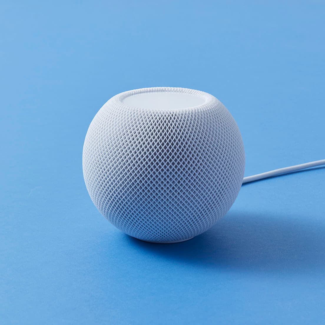 《HomePod mini》ホワイト14,800円。テニスボールを一回り大きくしたようなサイズ感だが、360度に広がる驚くほど豊かなサウンドを生み出す。