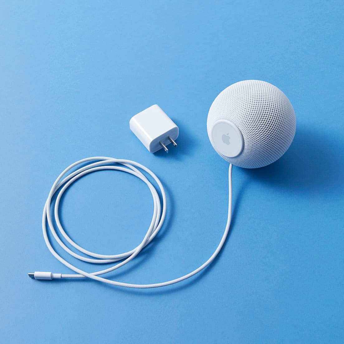 継ぎ目が一切ないメッシュ生地で覆われている《HomePod mini》は構造もシンプルだ。