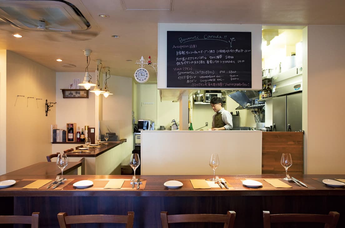 オープンは2020年12月8日。代官山〈TACUBO〉など、都内のイタリアンで腕を磨いたシェフがつくる料理とソムリエの奥様が選ぶワインを楽しみたい。ボトルワインは5,000円〜。&nbsp;