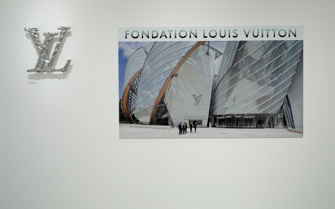 パリにある〈フォンダシオン ルイ・ヴィトン〉の外観写真。ファサードに設置された。 LVマークの彫刻は建築家フランク・ゲーリー作。