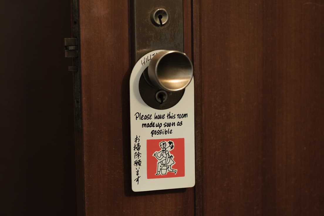 ホテルの創業時から、備品の文字や絵など数々のデザインを手がけた遠峰健によるドアノブプレート。ドアノブの位置が高いのは、戦後、米軍に接収され陸軍夫人部隊の宿舎として使われていた名残り。