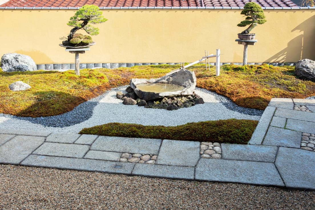 敷地内に設えられた盆栽庭園。庭木と違い、盆栽は入れ替えて楽しむこともできるのが魅力だ。