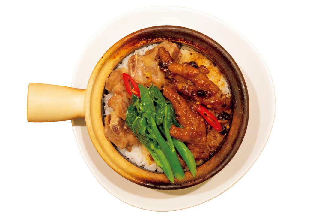 「土鍋炊き込みごはん」（写真はスペアリブの豆鼓蒸しと鶏肉）1,800円〜。時期により食材が変わる。