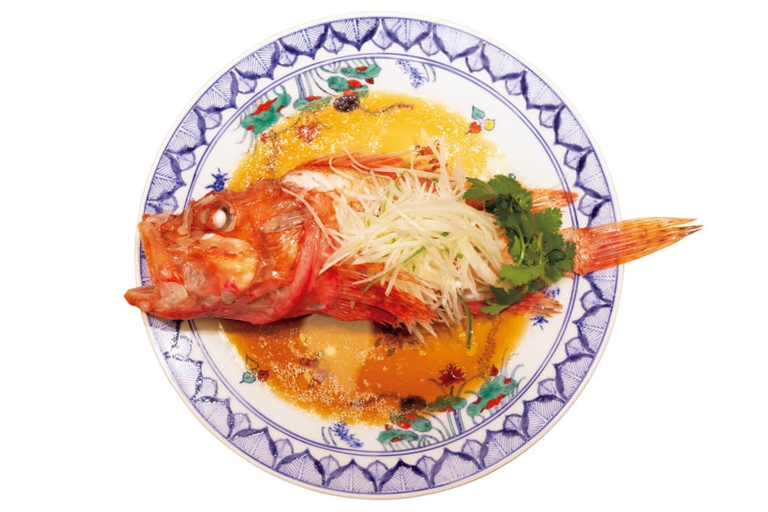 「鮮魚の姿蒸し」（400〜500g）5,000円〜。昼は小ポーション、「香港家庭炊き込みスープ」付きで1,300円〜。